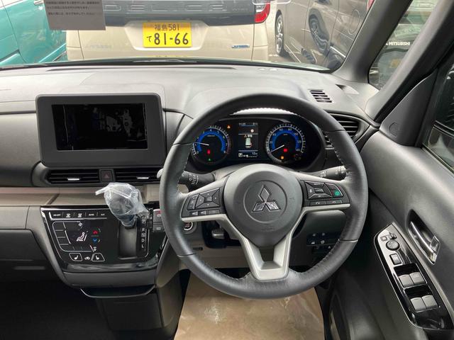 デリカミニ Ｇ　プレミアム　４ＷＤ　届け出済み未使用車　全周囲カメラ　両側電動スライドドア　オートクルーズコントロール　レーンアシスト　衝突被害軽減システム　オートライト　ＬＥＤヘッドランプ　スマートキー　アイドリングストップ（3枚目）