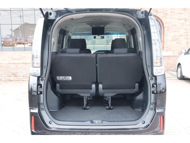ヴォクシー Ｘ　走行距離無制限　１年保証　車検整備付き　ナビ　ＴＶ　Ｂカメラ　両側電動スライドドア　ＬＥＤヘッドライト　キーレス　ＥＴＣ　３列シート　ウォークスルー（12枚目）