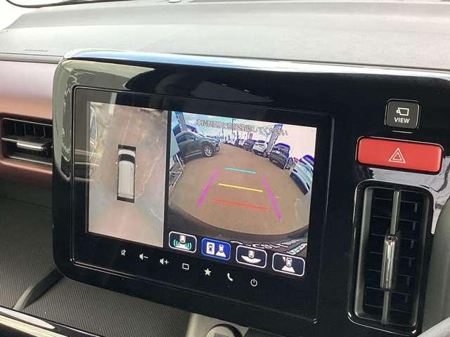 【全方位モニター】　　とても分かりやすい、クルマの上から見下ろしたような映像で、駐車サポートをしてくれます。