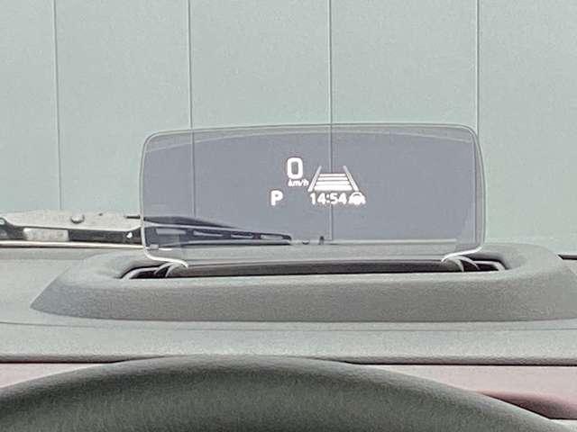 【ヘッドアップディスプレイ】　　走行中、視線を落とさずにスピードなどを確認できます。