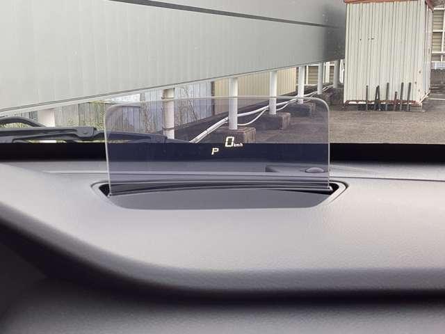 【ヘッドアップディスプレイ】　　走行中、視線を落とさずにスピードなどを確認できます。