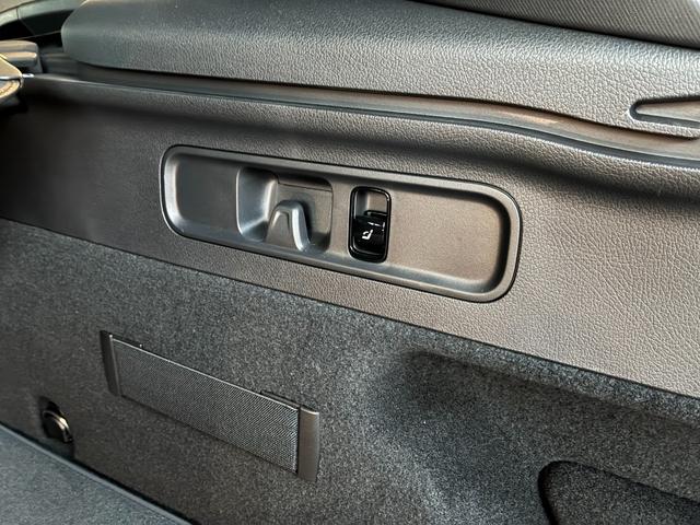 ＧＬＣ ＧＬＣ３５０ｅ　４Ｍポーツ　エディションスター　ＧＬＣ３５０ｅ　４ＭＡＴＩＣスポーツ　エディションスター／パノラミックスライディングルーフ／ＡＭＧレザーエクスクルーシブパッケージ／ＭＰ２０２５０１／メモリー付きパワーシート（10枚目）