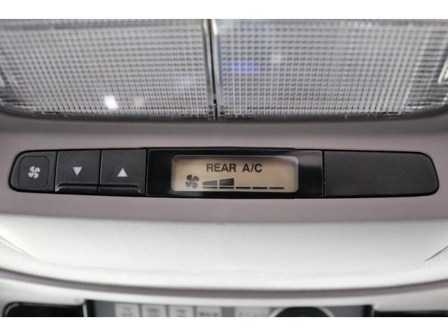 ダブルエアコン装備！後部座席も快適です♪