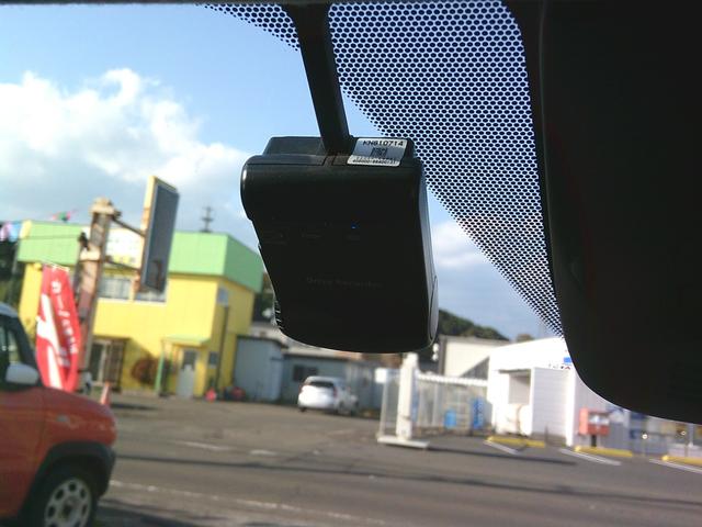 リーフ Ｘエアロスタイル　サンクスエディション（３０ｋｗｈ）　スマートキー　プッシュスタート　シートヒーター　ステアリングヒーター　オートライト　オートＡＣ　クルーズコントロール　アラウンドビューモニター　エマージェンシーブレーキ　ナビ　ＴＶ　Ｂｌｕｅｔｏｏｔｈ（8枚目）