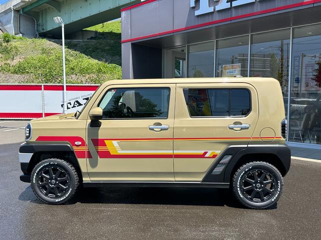 タフト Ｘ　ＤＡＭＤ　８０’ｓ　ヴィンテージストライプ仕様車／ダムド／フルセグ８インチＨＤＭＩ対応ナビ／オープンカントリーホワイトレター／衝突被害軽減ブレーキ／ＬＥＤヘッドライト／サイドステッカー／禁煙車（5枚目）