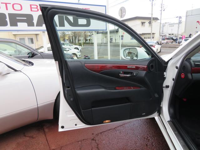 ＬＳ ＬＳ６００ｈ　バージョンＳ　Ｉパッケージ　ハイブリッド４ＷＤ・サンルーフ・黒本革エアーシート・トムスフルエアロ・トランク＆ルーフスポイラー・純正エアサス・純正ＨＤＤマルチ・Ｂｌｕｅｔｏｏｔｈオーディオ・プリクラッシュセーフティ・ＥＴＣ（19枚目）