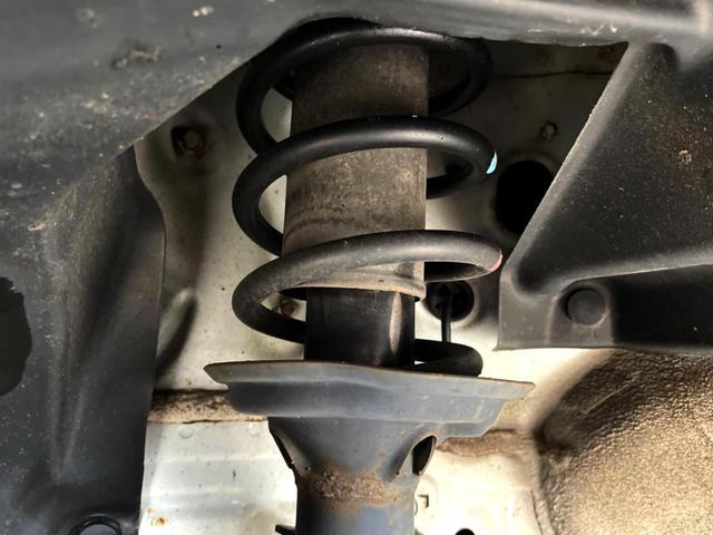 お車を安心してお乗りいただく為には、足回りの定期点検が欠かせません。サービスサポート（有償保証）では無料点検もご提供しており、安心のカーライフをお過ごしいただけるサポート体制が整っています。