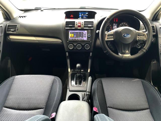 フォレスター 2.0i-L アイサイト 禁煙車 4WD SDナビ 衝突被害軽減システム レーダークルーズ HIDヘッド ETC 車線逸脱警報 オートライト デュアルエアコン 純正17インチアルミ Bluetooth CD DVD再生(2枚目)