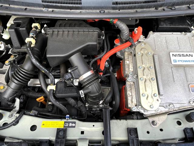 ノート ｅ－パワー　Ｘ　禁煙車　純正ナビ　全周囲カメラ　スマートキー　ＬＥＤヘッド　純正１４インチアルミ　オートライト　オートエアコン　Ｂｌｕｅｔｏｏｔｈ　ＣＤ　ＤＶＤ再生　フルセグ　盗難防止装置　プライバシーガラス（18枚目）