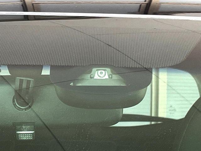 【ホンダセンシング】走行中に前方の車両等を認識し、衝突しそうな時は警報とブレーキで衝突回避と被害軽減をアシスト。より安全にドライブをお楽しみいただけます。