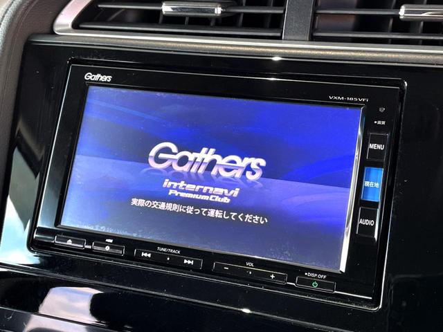 【純正８型ナビ】人気の純正ナビを装備。オーディオ機能も充実しており、Ｂｌｕｅｔｏｏｔｈ接続すればお持ちのスマホやＭＰ３プレイヤーの音楽を再生可能！毎日の運転がさらに楽しくなります！！