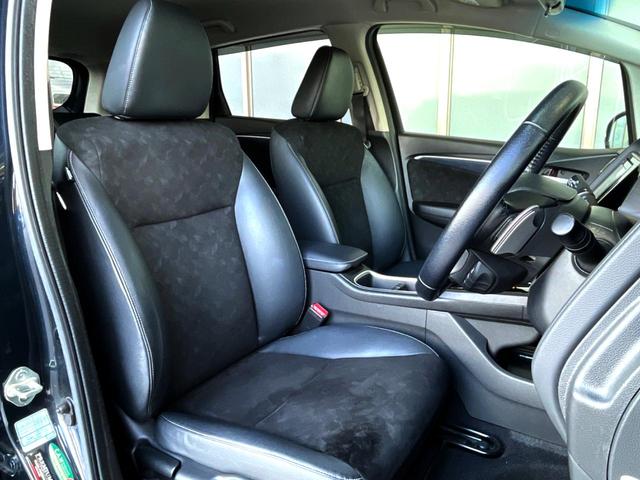 【ハーフレザーシート】高級感と座り心地を両立した人気のシート♪背面・座面のファブリック素材は、通気性の良さや滑りにくさに優れています。気温や服装に左右されず快適にお乗りいただけます。