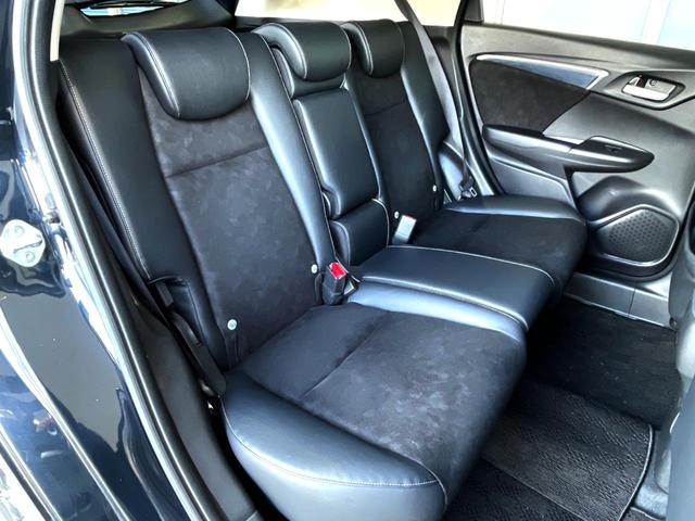 後部座席も気になるようなキズ・汚れやへたり等、大きなダメージはなく、良好な状態です。