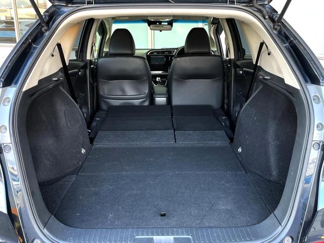 後席を格納すると、これだけの広さが！シーンに合わせたシートアレンジで、大きな荷物も積むことが出来ます♪