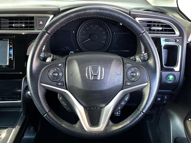 【純正革巻きステアリング】上質な革を使用することで、手にしっかり馴染みとても運転しやすいハンドルです♪