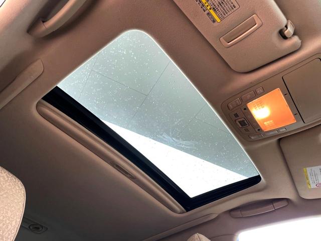 クラウン ロイヤルサルーン サンルーフ 純正SDナビ バックカメラ HIDヘッド ビルトインETC クルコン 純正16インチアルミ オートエアコン CD DVD再生 HIDフォグ プライバシーガラス 盗難防止装置(3枚目)