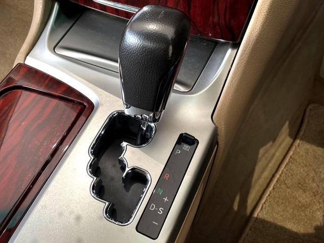 クラウン ロイヤルサルーン サンルーフ 純正SDナビ バックカメラ HIDヘッド ビルトインETC クルコン 純正16インチアルミ オートエアコン CD DVD再生 HIDフォグ プライバシーガラス 盗難防止装置(27枚目)