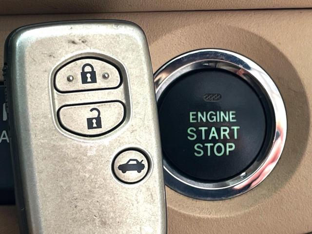 クラウン ロイヤルサルーン サンルーフ 純正SDナビ バックカメラ HIDヘッド ビルトインETC クルコン 純正16インチアルミ オートエアコン CD DVD再生 HIDフォグ プライバシーガラス 盗難防止装置(29枚目)