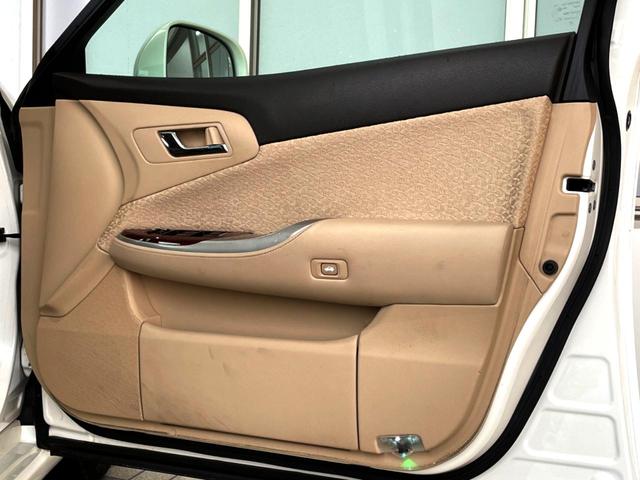 クラウン ロイヤルサルーン サンルーフ 純正SDナビ バックカメラ HIDヘッド ビルトインETC クルコン 純正16インチアルミ オートエアコン CD DVD再生 HIDフォグ プライバシーガラス 盗難防止装置(48枚目)