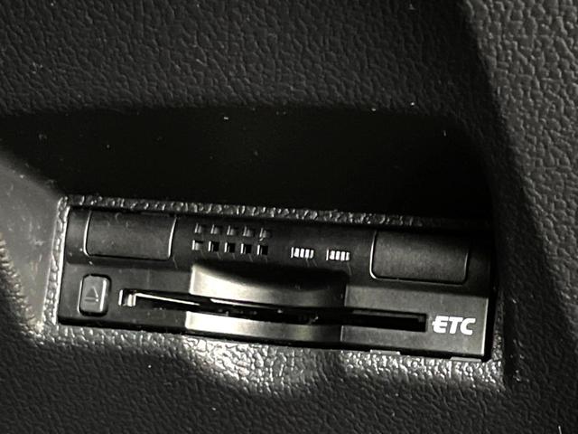 プリウス Ｓ　禁煙車　純正ＳＤナビ　バックカメラ　レーダークルーズ　ドラレコ　ＬＥＤヘッド　ビルトインＥＴＣ　純正１５インチアルミ　オートハイビーム　オートライト　オートエアコン　Ｂｌｕｅｔｏｏｔｈ　ＣＤ（7枚目）