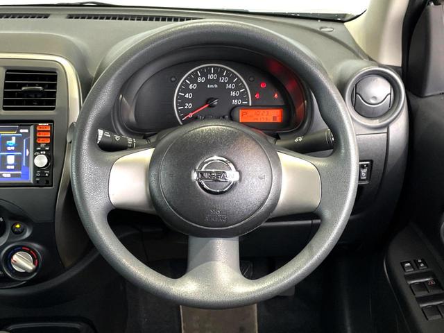 �C���e���A�ɍ��킹���f�U�C���̃X�e�A�����O�́A�^�]�������̂��Ƃ��l���A�^�]���₷���`��A�傫���ł��B�����x�A���ۂɐG���Ă��m���߂��������B