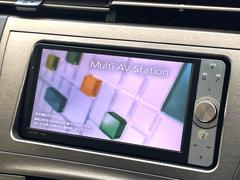 【純正ナビ】人気の純正ナビを装備。オーディオ機能も充実しており、Ｂｌｕｅｔｏｏｔｈ接続すればお持ちのスマホやＭＰ３プレイヤーの音楽を再生可能！毎日の運転がさらに楽しくなります！！ 3