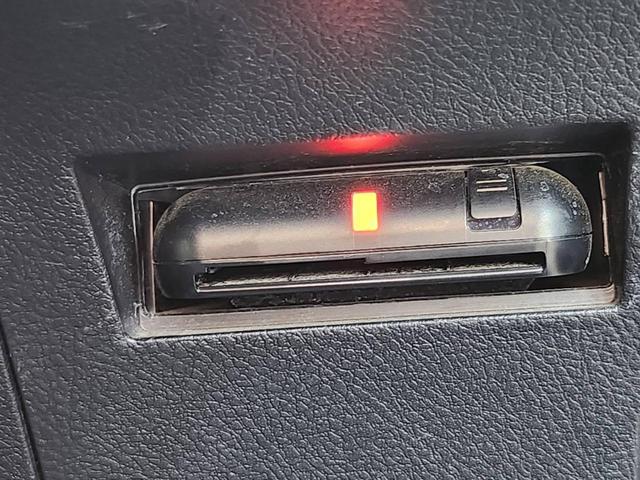 カローラフィールダー ハイブリッドＧ　ダブルバイビー　ＴＳＳ衝突被害軽減ブレーキ　レーンキープアシスト　ＬＥＤヘッドライト　ＡＨＢ　カロッツェリアメモリーナビ　Ｂｌｕｅｔｏｏｔｈ　フルセグ　ＥＴＣ　ハーフレザーシート　ブラック塗装１６アルミ（23枚目）