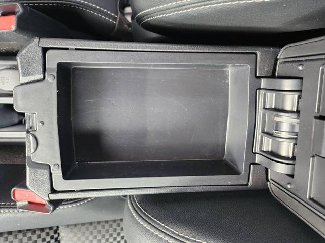 カローラフィールダー ハイブリッドＧ　ダブルバイビー　ＴＳＳ衝突被害軽減ブレーキ　レーンキープアシスト　ＬＥＤヘッドライト　ＡＨＢ　カロッツェリアメモリーナビ　Ｂｌｕｅｔｏｏｔｈ　フルセグ　ＥＴＣ　ハーフレザーシート　ブラック塗装１６アルミ（24枚目）
