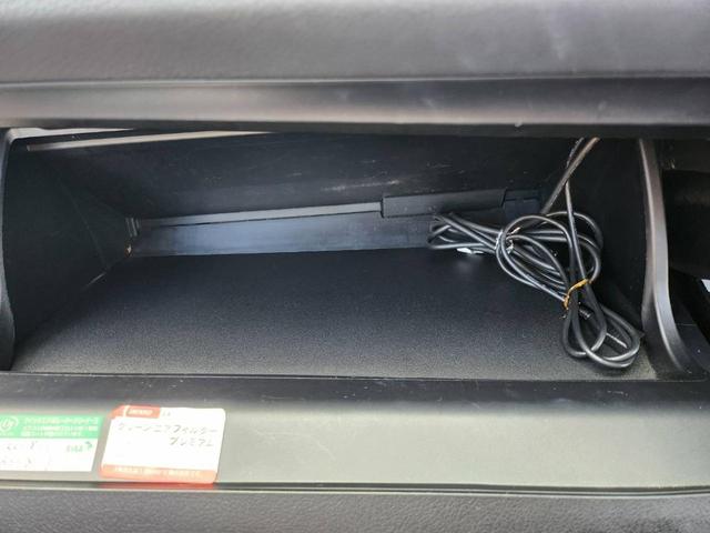 カローラフィールダー ハイブリッドＧ　ダブルバイビー　ＴＳＳ衝突被害軽減ブレーキ　レーンキープアシスト　ＬＥＤヘッドライト　ＡＨＢ　カロッツェリアメモリーナビ　Ｂｌｕｅｔｏｏｔｈ　フルセグ　ＥＴＣ　ハーフレザーシート　ブラック塗装１６アルミ（29枚目）