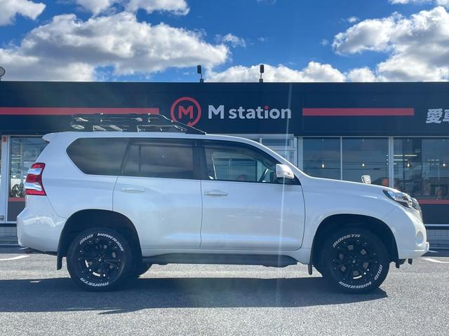 ランドクルーザープラド ＴＸ　パナソニックメモリーナビ　バックカメラ　ＬＥＤライト　ルーフキャリア　ＮＩＴＲＯ－ＰＯＷＥＲ　１７アルミ　社外セキュリティ　前後ドラレコ　Ｂｌｕｅｔｏｏｔｈ　ＴＲＣ＆ＶＳＣ　レザー調シートカバー（5枚目）