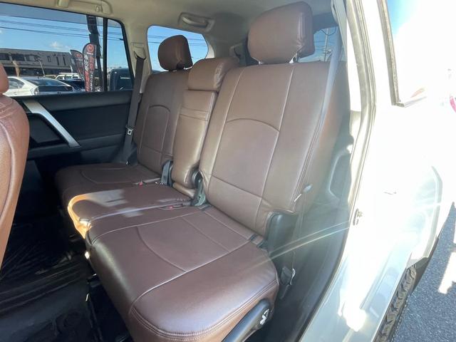 ランドクルーザープラド ＴＸ　パナソニックメモリーナビ　バックカメラ　ＬＥＤライト　ルーフキャリア　ＮＩＴＲＯ－ＰＯＷＥＲ　１７アルミ　社外セキュリティ　前後ドラレコ　Ｂｌｕｅｔｏｏｔｈ　ＴＲＣ＆ＶＳＣ　レザー調シートカバー（12枚目）