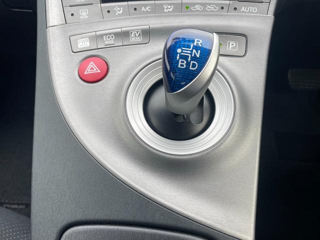 プリウス Ｓ　純正メモリーナビ　バックカメラ　地デジ　Ｂｌｕｅｔｏｏｔｈ接続　ビルトインＥＴ　ＨＩＤライト　スマートキー　社外１５アルミ　ウィンカーミラー（27枚目）