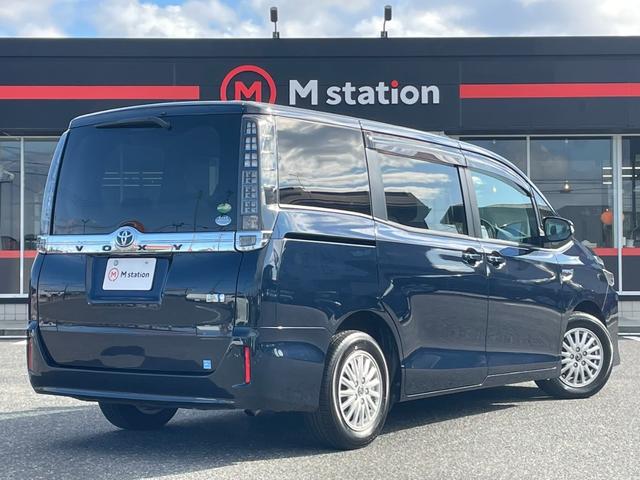 ヴォクシー ハイブリッドＶ　ワンオーナー　純正９型メモリーナビ　バックカメラ　パワースライドドア　ＬＥＤライト　スマートキー　クルーズコントロール　シートヒーター　純正１５アルミ　フルセグ　Ｂｌｕｅｔｏｏｔｈ（2枚目）