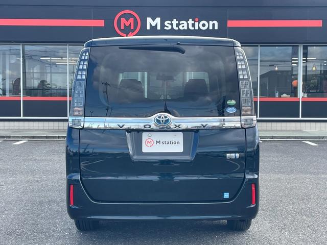 ヴォクシー ハイブリッドＶ　ワンオーナー　純正９型メモリーナビ　バックカメラ　パワースライドドア　ＬＥＤライト　スマートキー　クルーズコントロール　シートヒーター　純正１５アルミ　フルセグ　Ｂｌｕｅｔｏｏｔｈ（7枚目）