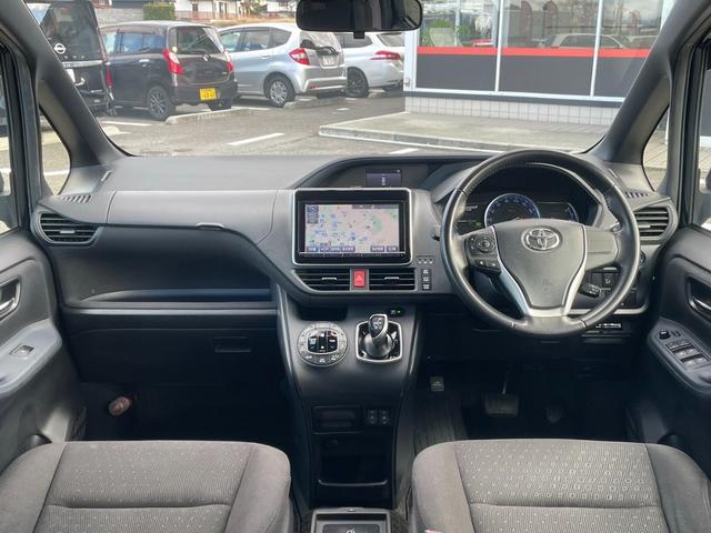 ヴォクシー ハイブリッドＶ　ワンオーナー　純正９型メモリーナビ　バックカメラ　パワースライドドア　ＬＥＤライト　スマートキー　クルーズコントロール　シートヒーター　純正１５アルミ　フルセグ　Ｂｌｕｅｔｏｏｔｈ（8枚目）