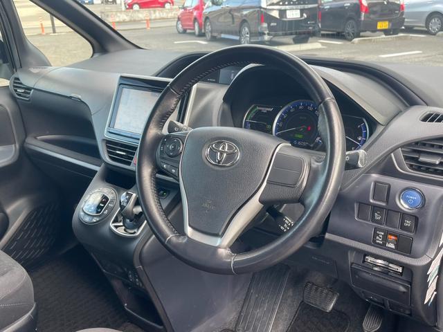 ヴォクシー ハイブリッドＶ　ワンオーナー　純正９型メモリーナビ　バックカメラ　パワースライドドア　ＬＥＤライト　スマートキー　クルーズコントロール　シートヒーター　純正１５アルミ　フルセグ　Ｂｌｕｅｔｏｏｔｈ（16枚目）