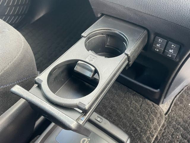 ヴォクシー ハイブリッドＶ　ワンオーナー　純正９型メモリーナビ　バックカメラ　パワースライドドア　ＬＥＤライト　スマートキー　クルーズコントロール　シートヒーター　純正１５アルミ　フルセグ　Ｂｌｕｅｔｏｏｔｈ（37枚目）