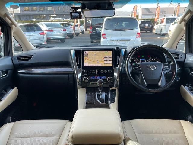 アルファードハイブリッド エグゼクティブラウンジS JBLプレミアムサウンド Wムーンルーフ 寒冷地仕様 パノラミックビューモニター TSS BSM パーキングアシスト デジタルインナーミラー エグゼクティブラウンジシート 3眼LEDライト(7枚目)