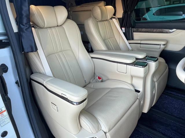 アルファードハイブリッド エグゼクティブラウンジS JBLプレミアムサウンド Wムーンルーフ 寒冷地仕様 パノラミックビューモニター TSS BSM パーキングアシスト デジタルインナーミラー エグゼクティブラウンジシート 3眼LEDライト(9枚目)