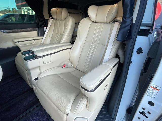 アルファードハイブリッド エグゼクティブラウンジS JBLプレミアムサウンド Wムーンルーフ 寒冷地仕様 パノラミックビューモニター TSS BSM パーキングアシスト デジタルインナーミラー エグゼクティブラウンジシート 3眼LEDライト(12枚目)