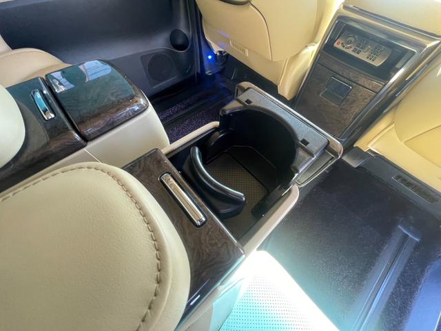 アルファードハイブリッド エグゼクティブラウンジS JBLプレミアムサウンド Wムーンルーフ 寒冷地仕様 パノラミックビューモニター TSS BSM パーキングアシスト デジタルインナーミラー エグゼクティブラウンジシート 3眼LEDライト(16枚目)