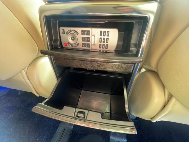 アルファードハイブリッド エグゼクティブラウンジS JBLプレミアムサウンド Wムーンルーフ 寒冷地仕様 パノラミックビューモニター TSS BSM パーキングアシスト デジタルインナーミラー エグゼクティブラウンジシート 3眼LEDライト(18枚目)