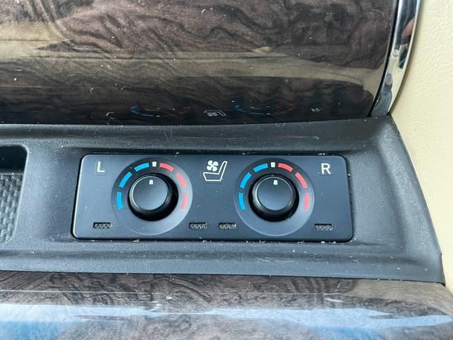 アルファードハイブリッド エグゼクティブラウンジS JBLプレミアムサウンド Wムーンルーフ 寒冷地仕様 パノラミックビューモニター TSS BSM パーキングアシスト デジタルインナーミラー エグゼクティブラウンジシート 3眼LEDライト(25枚目)