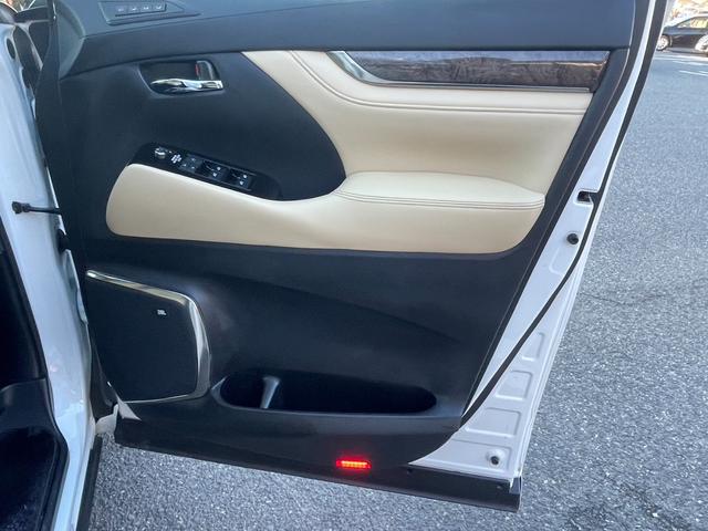 アルファードハイブリッド エグゼクティブラウンジS JBLプレミアムサウンド Wムーンルーフ 寒冷地仕様 パノラミックビューモニター TSS BSM パーキングアシスト デジタルインナーミラー エグゼクティブラウンジシート 3眼LEDライト(30枚目)