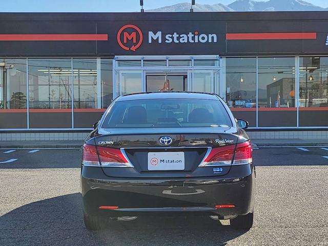 クラウンハイブリッド ロイヤルサルーン　Ｆｏｕｒ　ブラックスタイル　純正ＨＤＤナビ　バックカメラ　ＥＴＣ　ブラックインテリア　フロントパワーシート　純正１７アルミ　フルセグ　Ｂｌｕｅｔｏｏｔｈ　ＨＩＤ　クルーズコントロール　シートヒーター　ステアリングヒーター（8枚目）