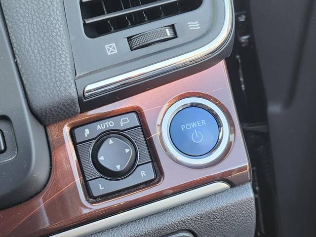 クラウンハイブリッド ロイヤルサルーン　Ｆｏｕｒ　ブラックスタイル　純正ＨＤＤナビ　バックカメラ　ＥＴＣ　ブラックインテリア　フロントパワーシート　純正１７アルミ　フルセグ　Ｂｌｕｅｔｏｏｔｈ　ＨＩＤ　クルーズコントロール　シートヒーター　ステアリングヒーター（20枚目）