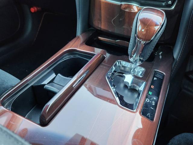 クラウンハイブリッド ロイヤルサルーン　Ｆｏｕｒ　ブラックスタイル　純正ＨＤＤナビ　バックカメラ　ＥＴＣ　ブラックインテリア　フロントパワーシート　純正１７アルミ　フルセグ　Ｂｌｕｅｔｏｏｔｈ　ＨＩＤ　クルーズコントロール　シートヒーター　ステアリングヒーター（27枚目）