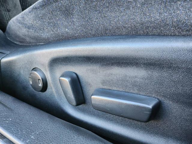 クラウンハイブリッド ロイヤルサルーン　Ｆｏｕｒ　ブラックスタイル　純正ＨＤＤナビ　バックカメラ　ＥＴＣ　ブラックインテリア　フロントパワーシート　純正１７アルミ　フルセグ　Ｂｌｕｅｔｏｏｔｈ　ＨＩＤ　クルーズコントロール　シートヒーター　ステアリングヒーター（36枚目）