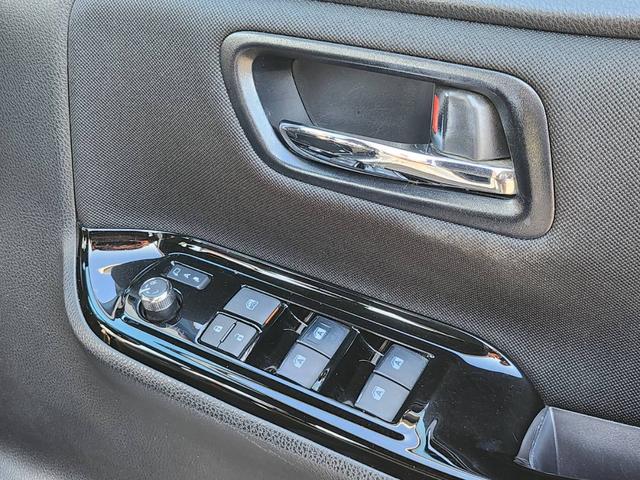 ヴォクシー ＺＳ　煌ＩＩ　ワンオーナー　ドラレコ　ＥＴＣ２．０　バックカメラ　両側電動スライドドア　Ｐセンサー　横滑り防止装置　スマートキー　プッシュスタート　純正アルミ　純正９型ナビ（27枚目）