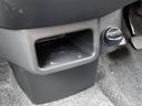 インパネ下もカード類や小物入れに収納スペースがございます。